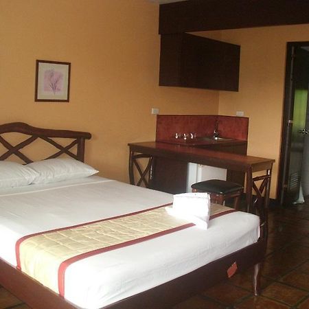 Hôtel Graceland Estates And Country Club à Lucena Extérieur photo